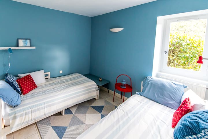 Спална соба 1 на приземје со два мали кревета.
Комуницира со друга спална соба (брачен кревет (широк 150-179 см) и бања/wc. Значи, се работи за семеен апартман.