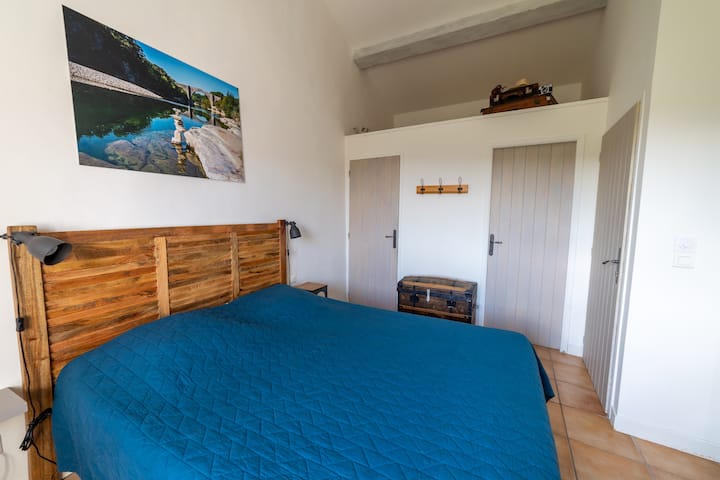 Апартман на горниот кат со приватна бања и тоалет