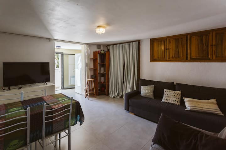 Appartement T2 en sous-sol avec accès direct au jardin. Idéal pour les ados. Une chambre avec lit double 140X200, kitchenette, salon avec table à manger, salle de bain avec douche et toilette. 
Dispo à partir de 9 voyageurs