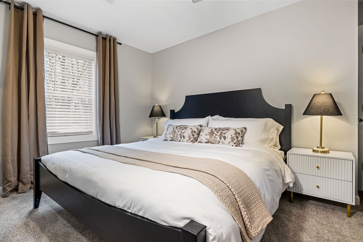 Спалня №2 на горния етаж има голямо двойно легло, скрин, бюро, огромен килер и прилежащата киносалон.