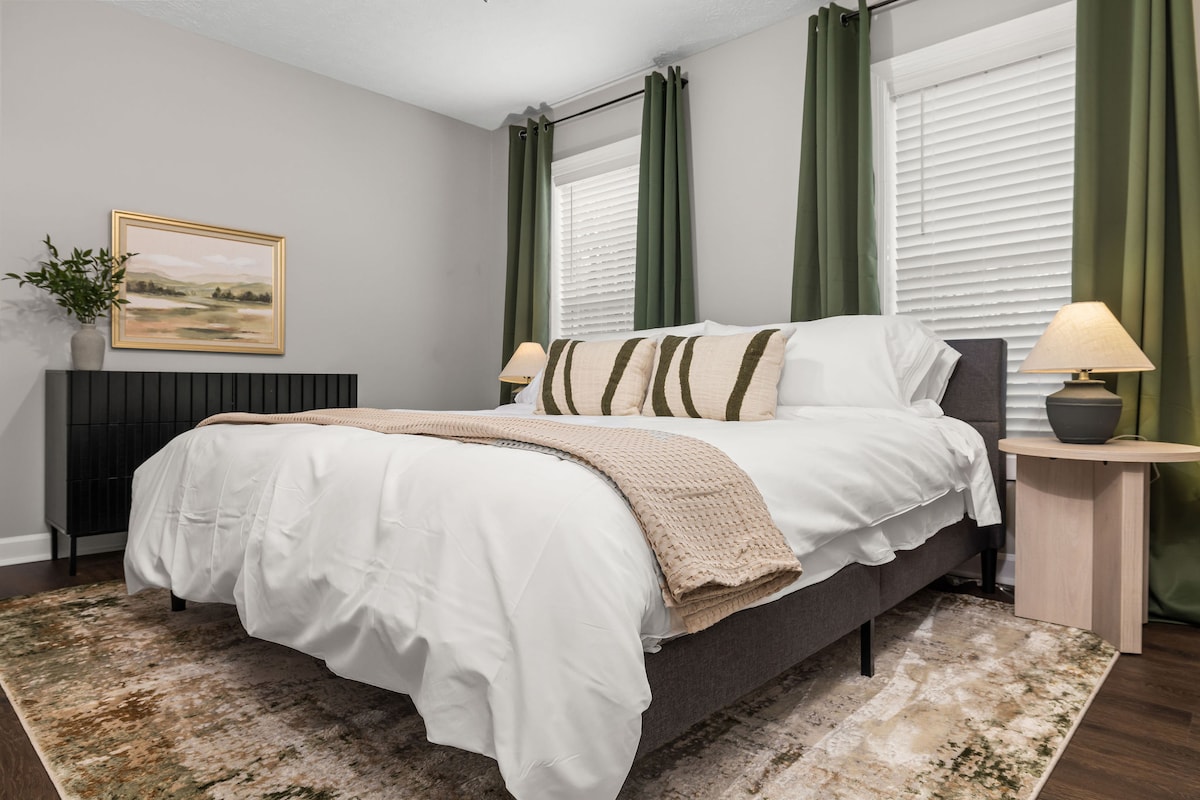 Основната спалня с двойно легло king size е единствената спалня на долния етаж