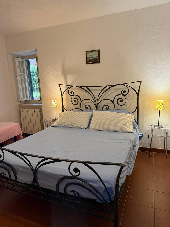 U spavaćoj sobi se osim bračnog kreveta nalazi i krevet za jednu osobu