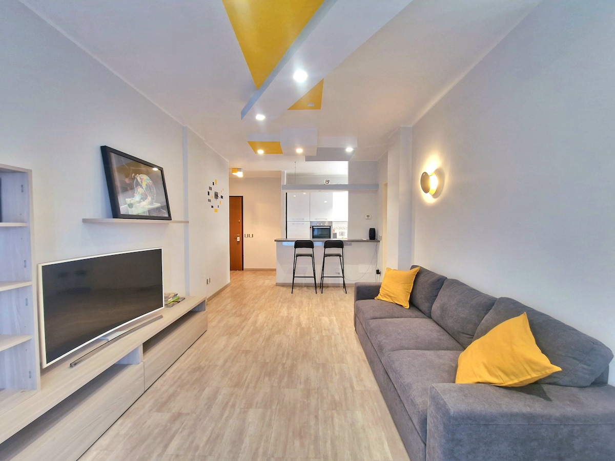 Sala con sofá cama. 

El sofá se convierte en una cama deslizando el módulo integrado bajo el asiento, lo que le proporciona mucho espacio adicional.

Dimensiones: 223 x 87 x 87 cm (anchura, profundidad, altura). 

Solución adecuada principalmente para niños.