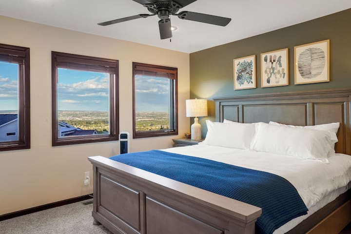 Quarto King de nível superior com vista para a cidade com banheiro completo anexo!