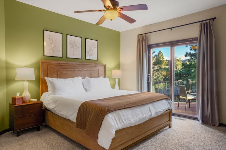 Quarto King no Piso Principal com acesso ao deck dos fundos! Quarto perfeito para avós!