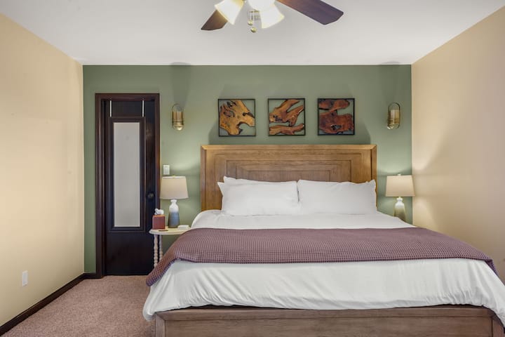 Quarto King de nível superior com vistas deslumbrantes da cidade com closet!