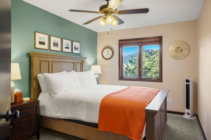 Quarto Queen de nível superior tranquilo com belas vistas para a montanha.
