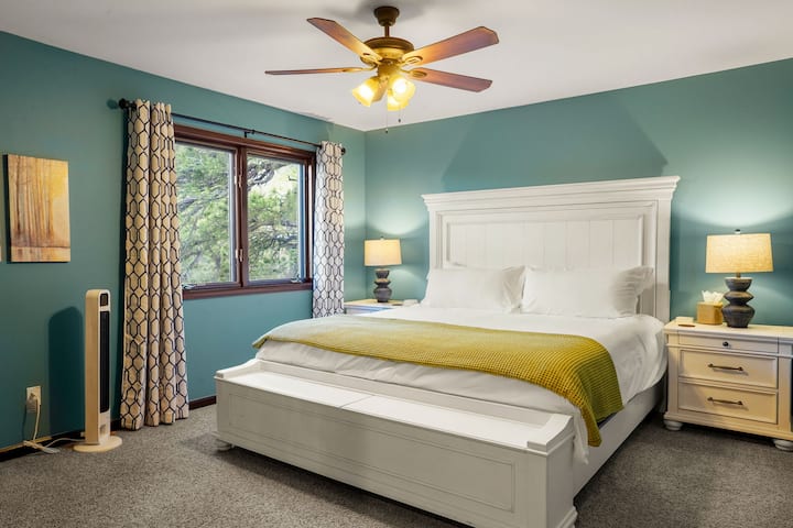 Quarto King no nível superior com belas vistas para a montanha com um closet!