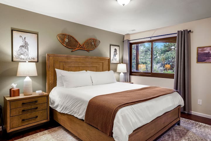 Quarto King de nível inferior com belas vistas para a montanha com acesso a um banheiro completo fora do quarto.