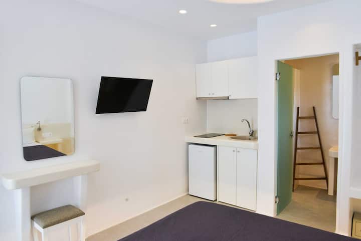Dedalos Deluxe Double Studio 5' From Beach - Naxos