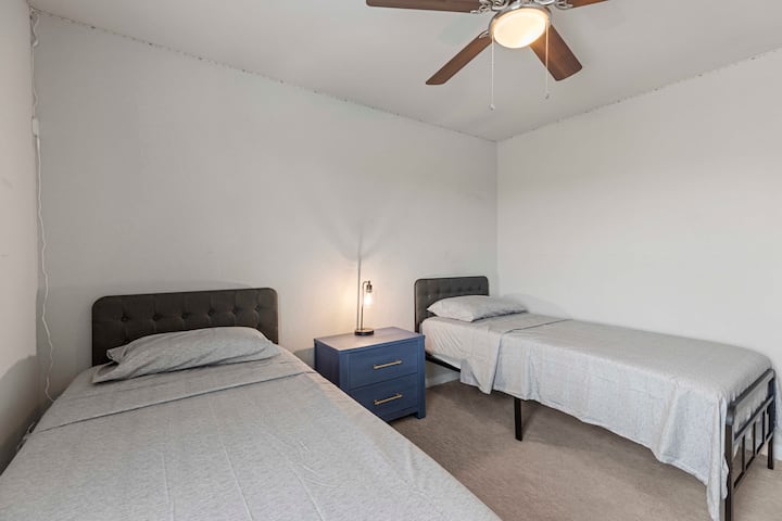 2 kreveta XL s madracima u spavaćoj sobi