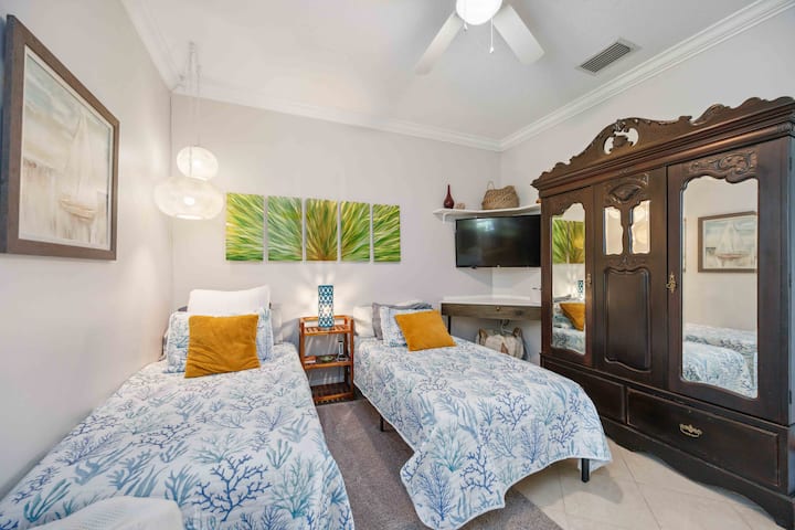 พื้นที่สำหรับ 2 คน - ผลักเตียงเข้าด้วยกันหากคุณต้องการ - มีผ้าปูที่นอนควีนไซส์/คิงไซส์เพิ่ม 