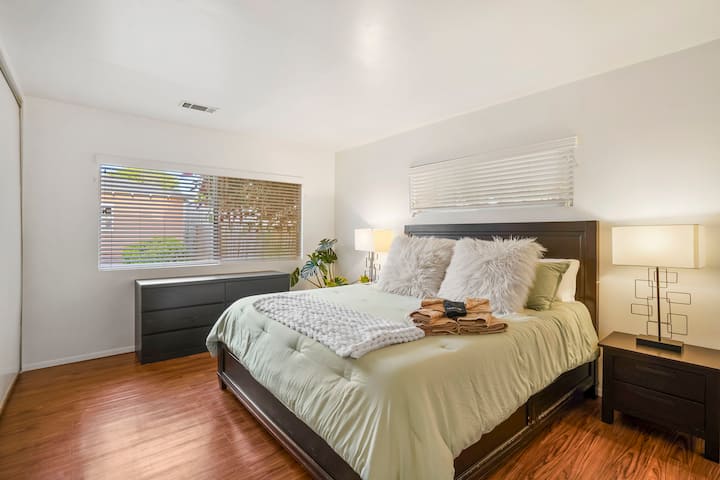 Lit King Size avec matelas en mousse à mémoire de forme et oreillers et draps supplémentaires. Beaucoup d'espace de rangement pour vos vêtements dans le placard, la commode et les tables de chevet.