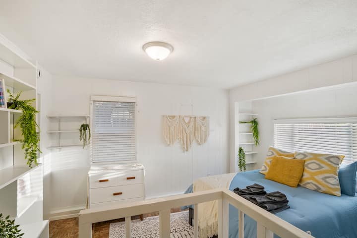 Lit queen size avec matelas en mousse à mémoire de forme et serviettes et draps supplémentaires fournis. Notez qu'il y a trois marches qui descendent jusqu'à cette chambre. Commode, rangement pour étagères et placard à disposition dans le couloir.