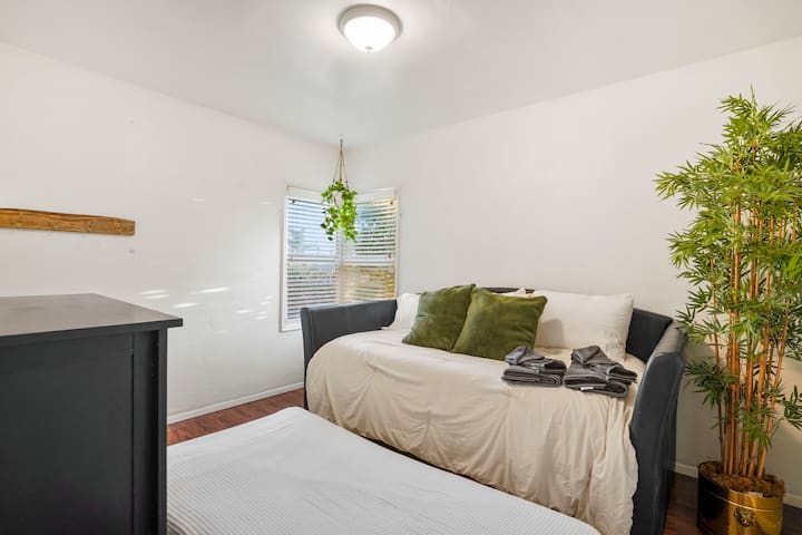 Lit jumeau avec lit gigogne double. Parfait pour les grands groupes qui voyagent ou voyagent avec des enfants. Commode et placard pour le rangement.