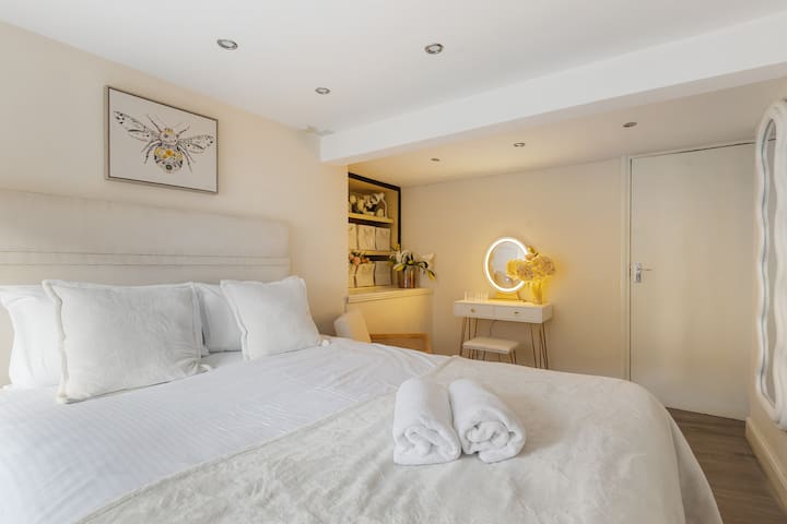 4 bedroom entire house in Kensington