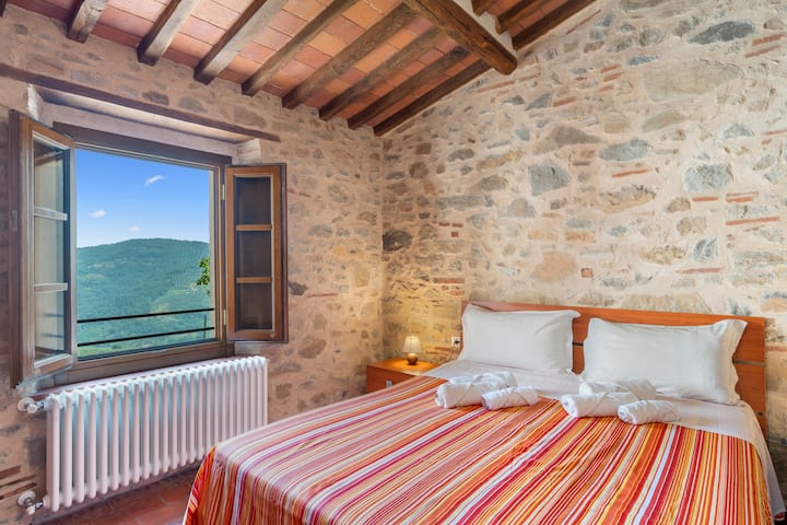 Ritirati nella tua camera da letto privata, dove materassi di alta qualità e lenzuola fresche promettono una notte di sonno riposante.