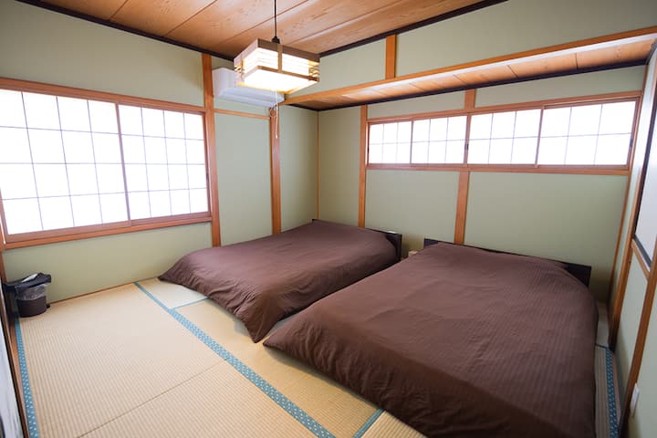 Спалня в японски стил на 2-ри етаж (2 двойни легла)