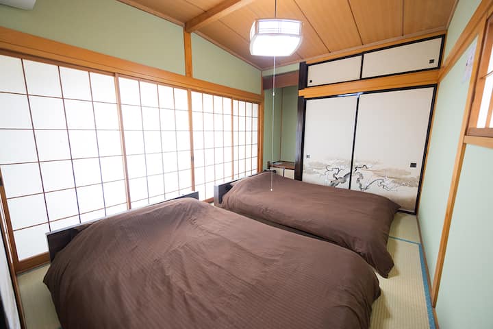 Спалня в японски стил на 2-ри етаж (2 двойни легла)