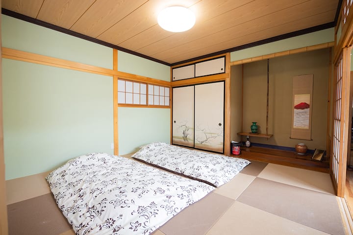 Можем да подготвим стая в японски стил, всекидневна, спалня и до 3 единични футона.
