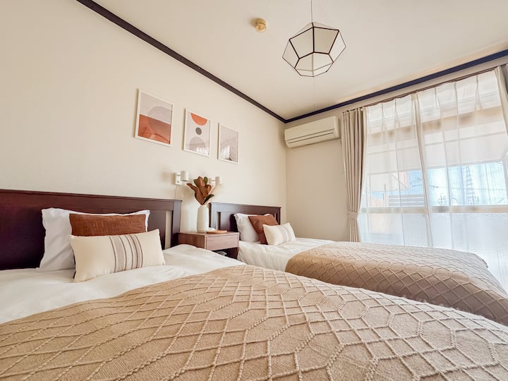 [Spavaća soba 2] Ima svijetao i otvoren osjećaj pa se možete opustiti i opustiti.