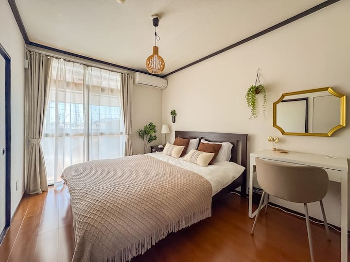 [Spavaća soba 1] Svijetla i čista spavaća soba.
Opustite se u prostranom bračnom krevetu.