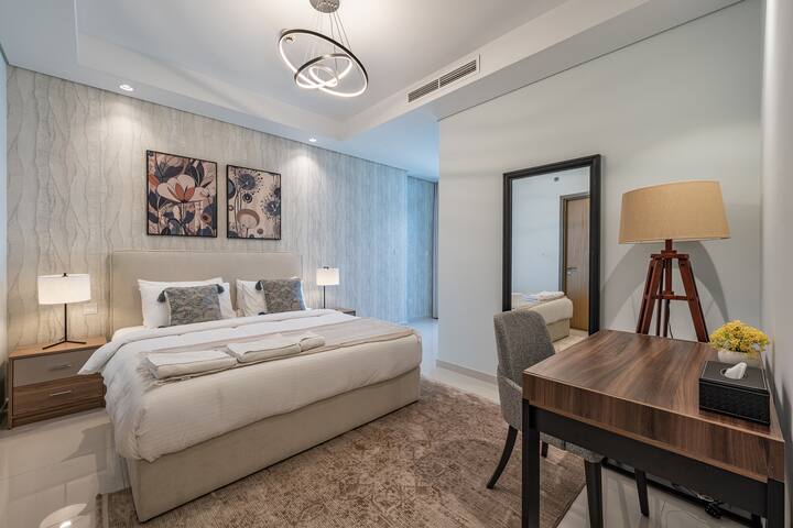 Cuenta con una lujosa cama matrimonial, una iluminación suave y un espacio de trabajo acogedor.