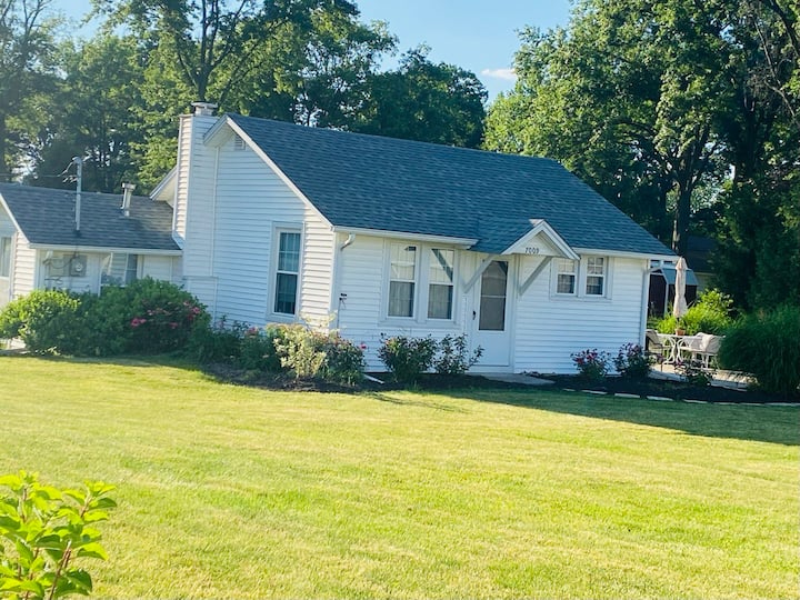 Charming Cottage - Pool! - Fort Wayne, IN