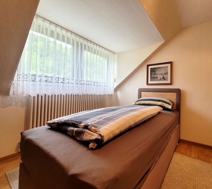 Du kan bo här: din enkelsäng i rummet med trädgårdsutsikt.