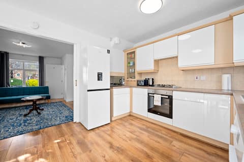 Modern 3 Bed w/Free Gated Parking nr Old Trafford