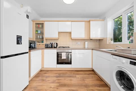 Modern 3 Bed w/Free Gated Parking nr Old Trafford