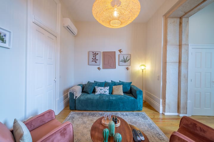 Tulip Apt: Luminous 2 bedroom – Hist. Center w/ AC