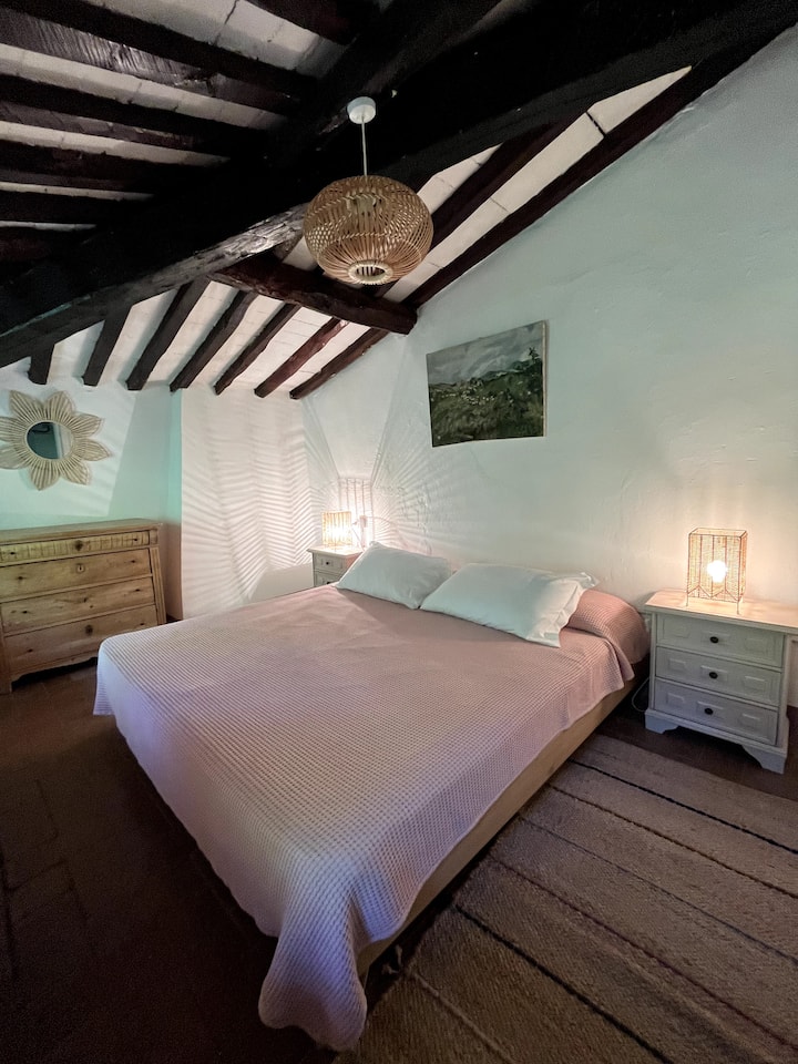 Bedroom 4 has a king sized bed or it can be made into a twin room. Please request your preference when booking.