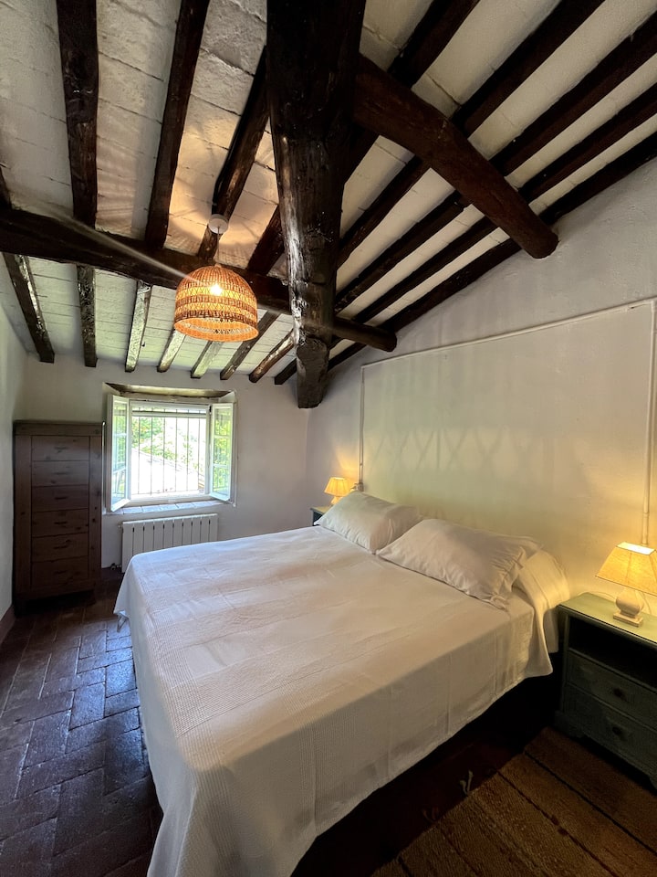 Bedroom 5 has a king sized bed or it can be made into a twin room. Please request your preference when booking.
