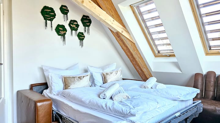 - Sofá cama de lujo: colchón de 20 cm de espesor para una comodidad perfecta.
– Diseño tropical: 1,60 m de ancho con ropa de cama exclusiva de hotel.
- Almohadas y mantas nudosas – de alta calidad