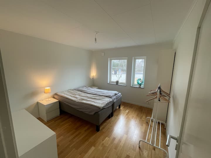 Dormitorio en el nivel de entrada: cama doble con somier.