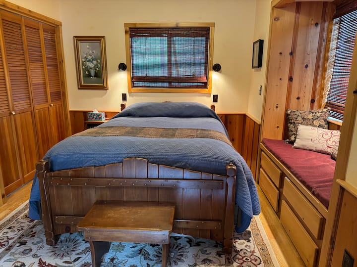 Krevat dopio "queen", dollap dhe ndenjëse në dritare në dhomën e gjumit.