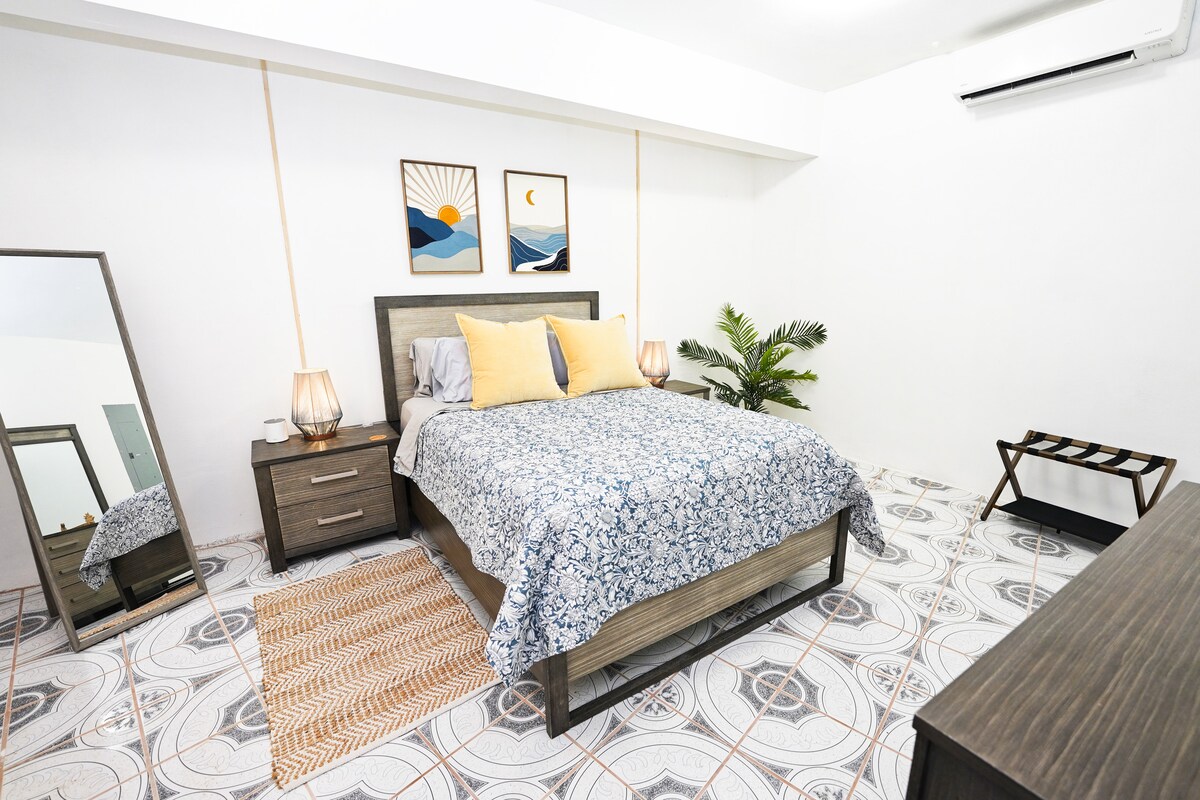 THE STUDIO- Perfect for those looking to sleep in a super quiet and dark room. Ima kupaonicu s WC-om na koju je pričvršćena kada. Bračni krevet (160x200)