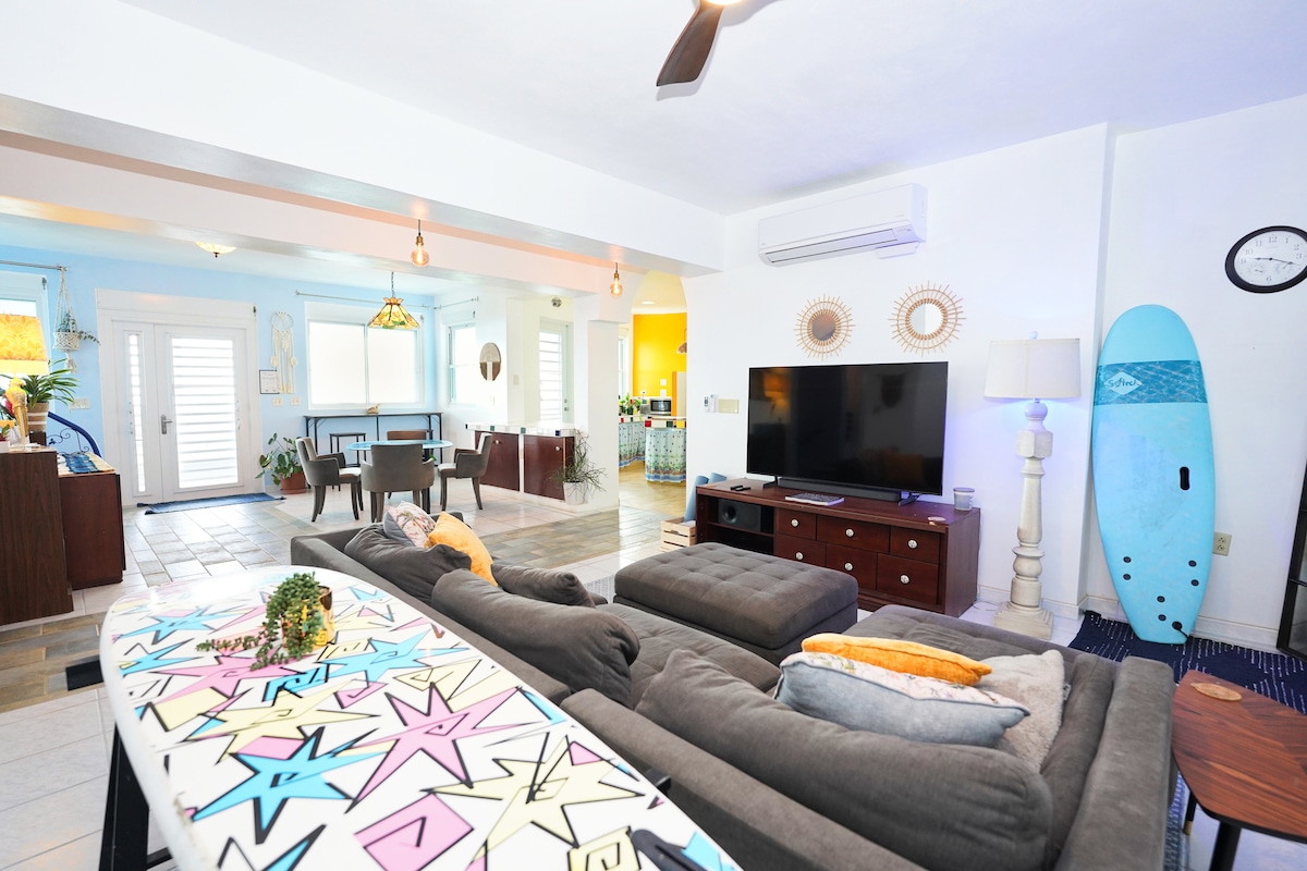 Glavni otvoreni prostor unutar kuće.  Prostran i živopisan dnevni boravak s velikim televizorom i odličnim ozvučenjem. Savršeno za filmske večeri ili reprodukciju glazbe tijekom večere. Ili igrajte karte ili se igrajte s obitelji! Zabava u prostoru za zabavu otvorenog tlocrta