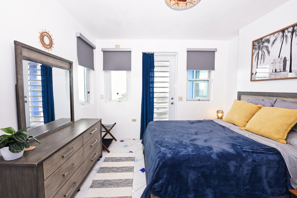 THE SURF ROOM- With its own access to the huge balcony and its own full bathroom, this room has some of the best views in the house. Neka vas tropski povjetarac miluje dok spavate!