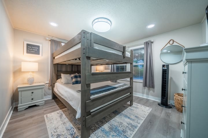 Lit superposé Queen Size avec surmatelas en mousse à mémoire de forme, draps supplémentaires et télévision connectée !