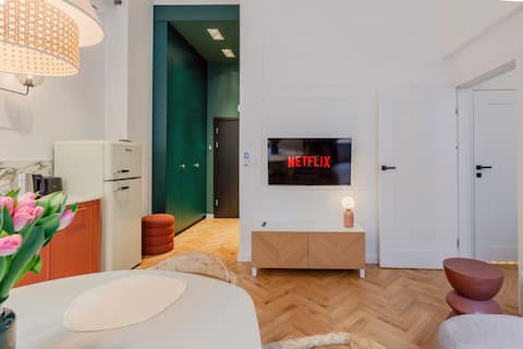 Top performing Airbnb: Colourful 1-bedroom apartment with elevator and AC in Kraków