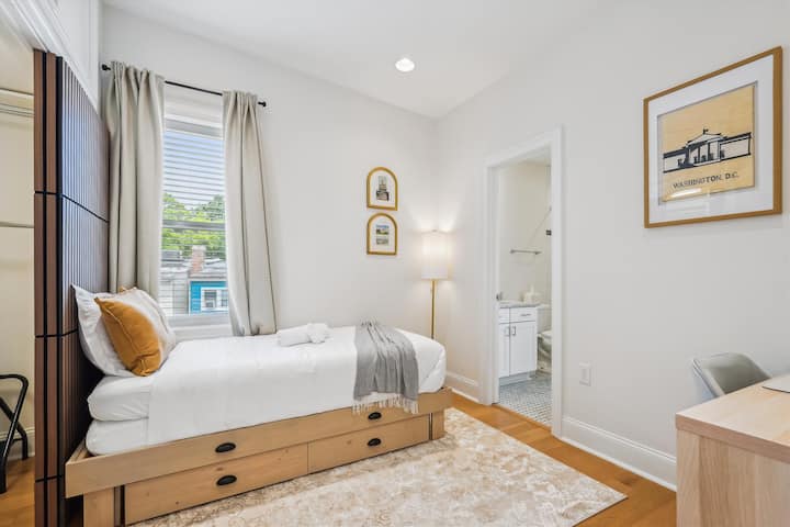 Двоен кревет (широк 150-179 см) со тркалце на извлекување кој се претвора во кревет со целосна големина - удобно спие две лица.