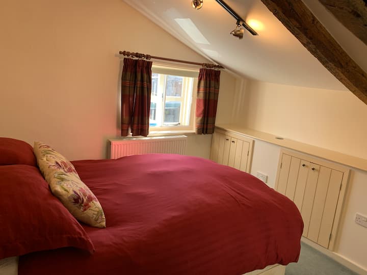 Il y a des poutres basses dans cette pièce - faites attention à votre tête ! ! 