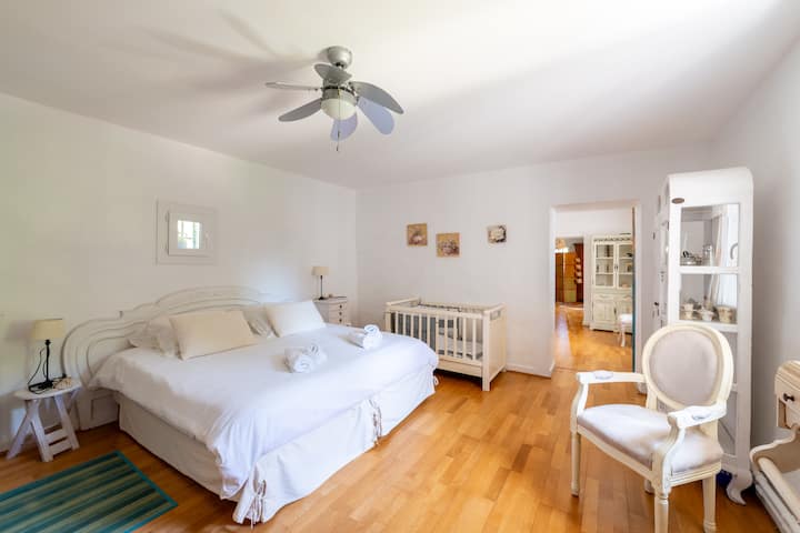 Svijetla spavaća soba