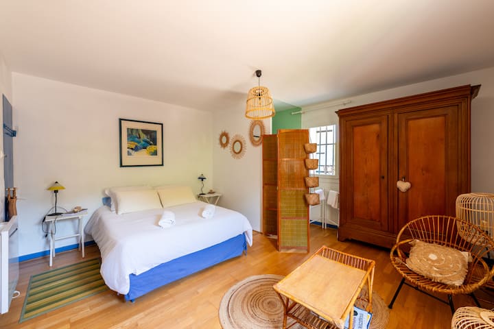 Svijetla spavaća soba s vlastitom kupaonicom s tušem 