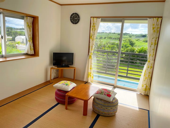 Chumba cha mtindo wa Kijapani 6 tatami (9.7 ￥) ghorofa ya 2

Hiki ni chumba cha mtindo wa Kijapani chenye-tatami 6 na mazingira tulivu na tulivu.Tuna futoni katika chumba ambacho kinaweza kuchukua hadi wageni 2.Unaweza kupumzika katika joto la mikeka ya tatami.

Chumba hicho kina bafu, choo na sinki, ili uweze kukaa kwa starehe katika sehemu ya kujitegemea.
Furahia wakati mzuri wa kisiwa huku ukisikiliza sauti za mazingira ya asili.
