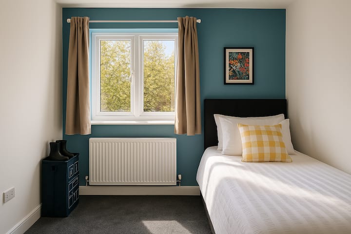 Sheffield House Bedroom 2/4: tu propia habitación doble linda con 2 camas ortopédicas individuales para amigos, colegas o niños. Amplio, limpio y cómodo. Base perfecta para escapadas a la ciudad o estancias de contratistas, cerca de todas las atracciones de Sheffield.