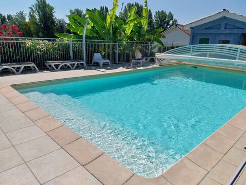 Rental with beautiful volumes, pool, billiards.