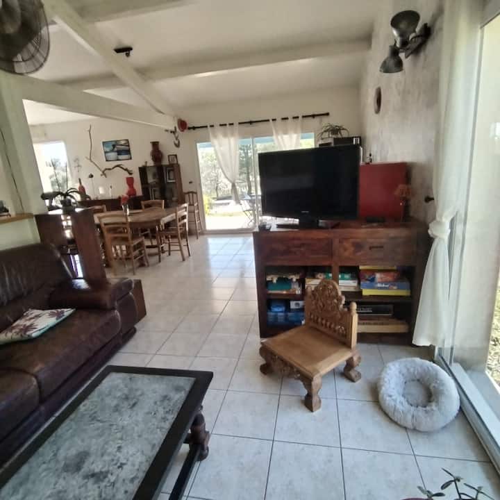 ห้องรับชมทีวีและบอร์ดเกม